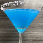 青いカクテルを作るのに必須なリキュール、ブルーキュラソーとはどんなお酒なのか❓